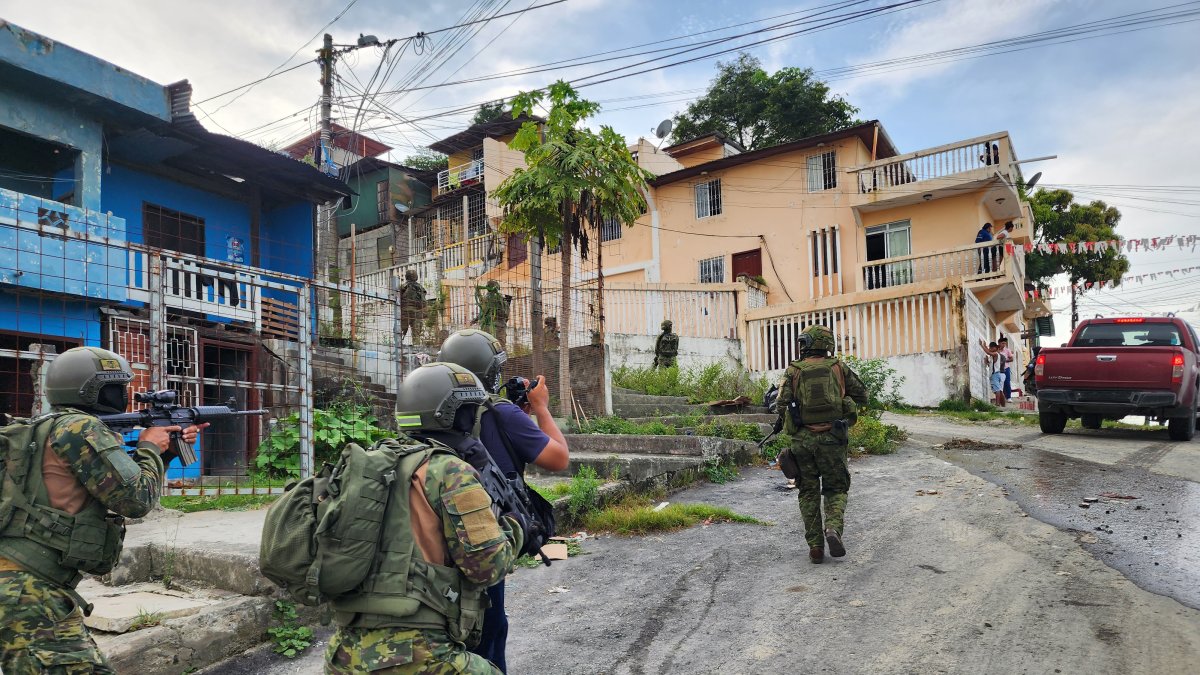 Militares realizan un operativo táctico en una zona urbana de San Lorenzo, mientras vecinos observan con preocupación el despliegue de seguridad.