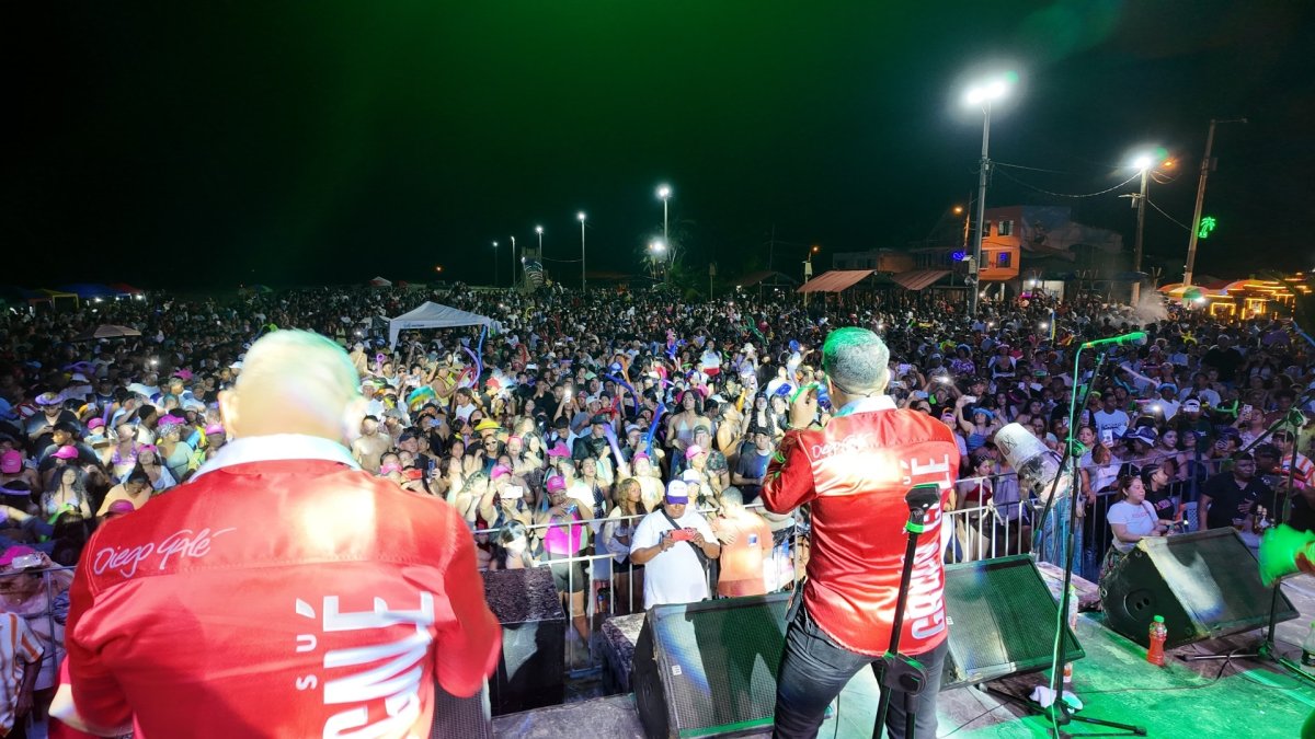 El Grupo Galé encendió la playa de Muisne con su repertorio salsero durante el segundo día de Carnaval 2026, congregando a miles de asistentes.