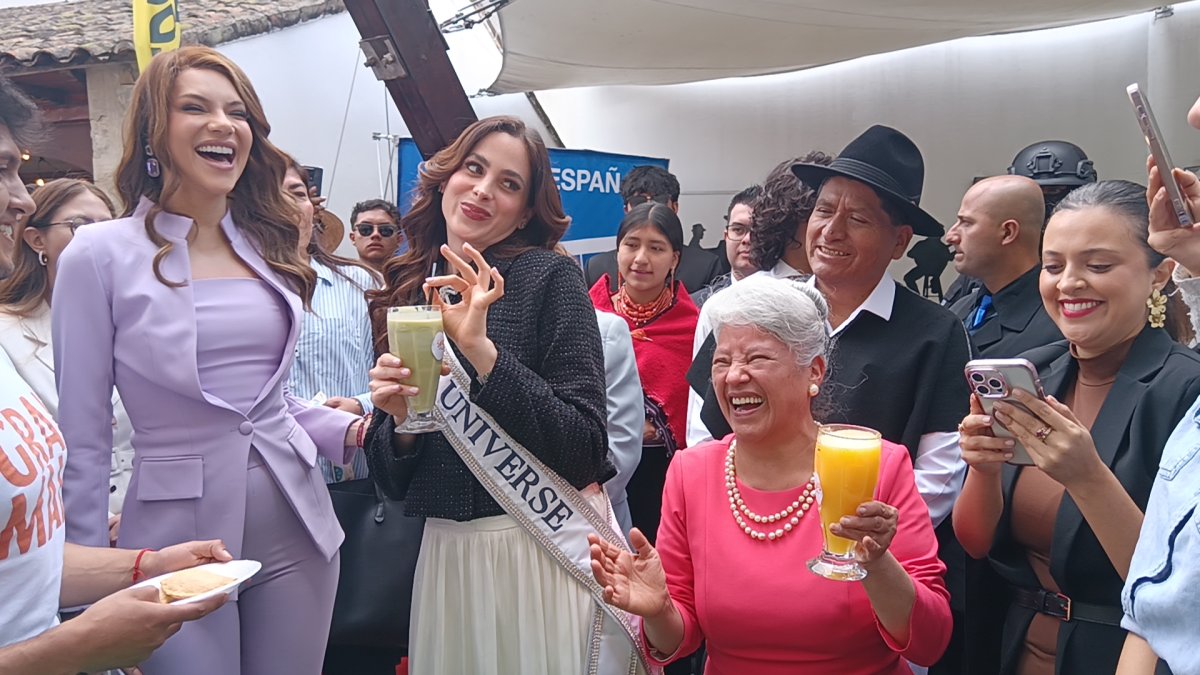 La Miss Universo, Fátima Bosch, prueba la bebida “Divertida”, con aguacate preparada para darle energía y quitarle el soroche durante su visita. En la gráfica también está: Mara Topic.
