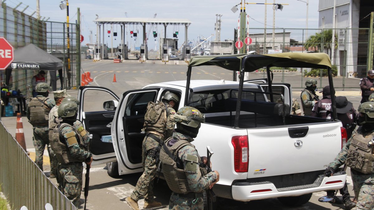 Militares en Manta, durante los días de carnaval.