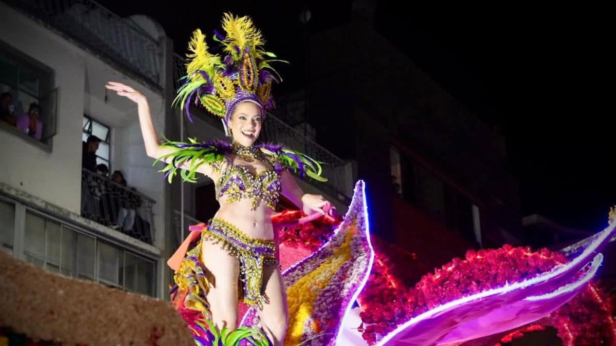 Mara Topic conquistó al público bailando y saludando desde el carro alegórico.