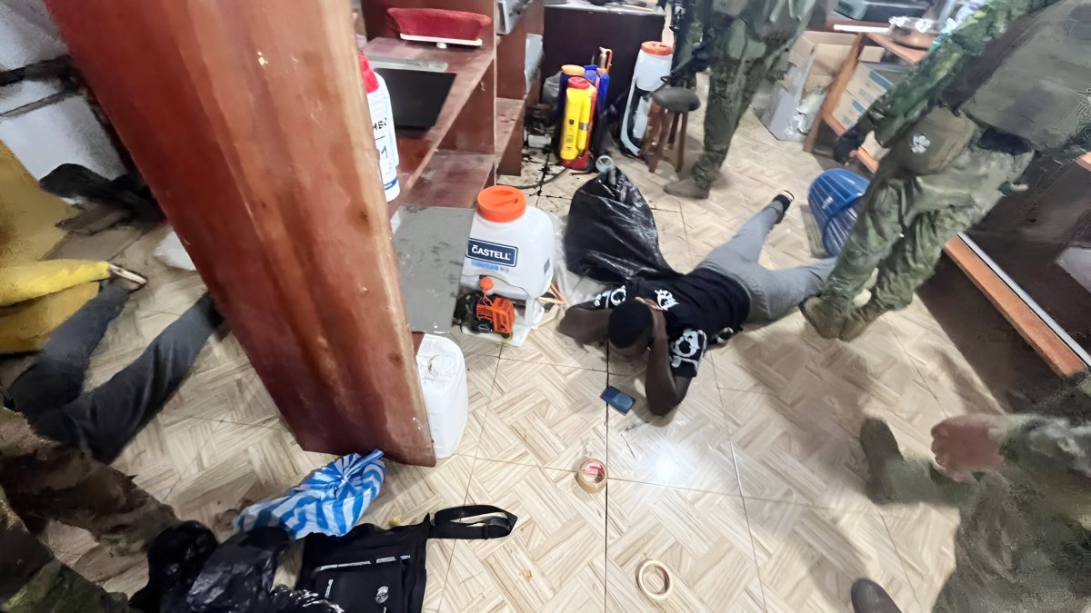 Militares ecuatorianos capturan a alias “Camilo”, presunto cabecilla del Frente Oliver Sinisterra, durante un operativo en el sector Juan Montalvo, Eloy Alfaro (Esmeraldas).