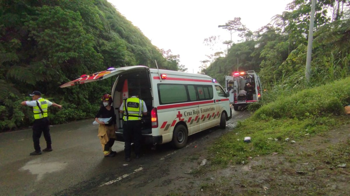 Personal de bomberos y ambulancias atiende a los heridos tras la caída de una buseta.