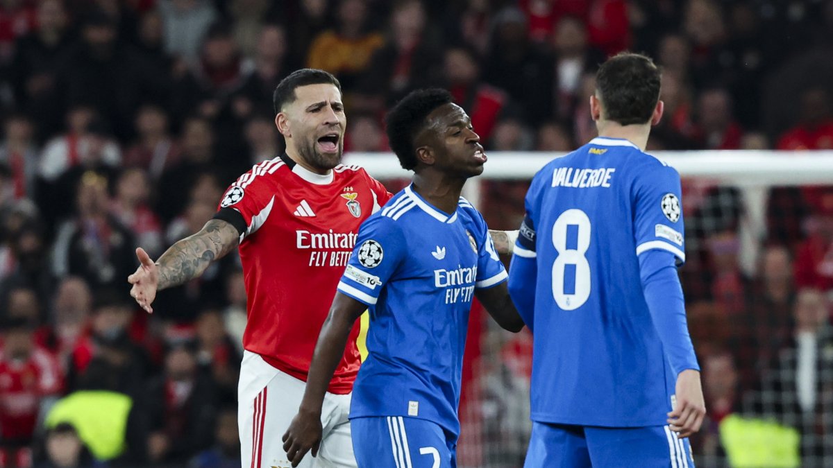 El jugador del Real Madrid, Vinicius Jr (c), tras la denuncia de racismo en cancha.