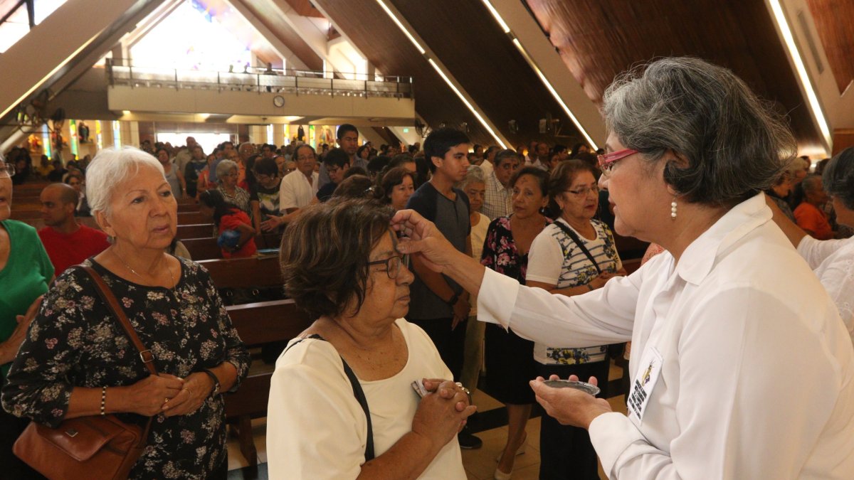 En los diferentes templos católicos, al finalizar las misas, los creyentes buscaron la imposición de la cruz de ceniza.