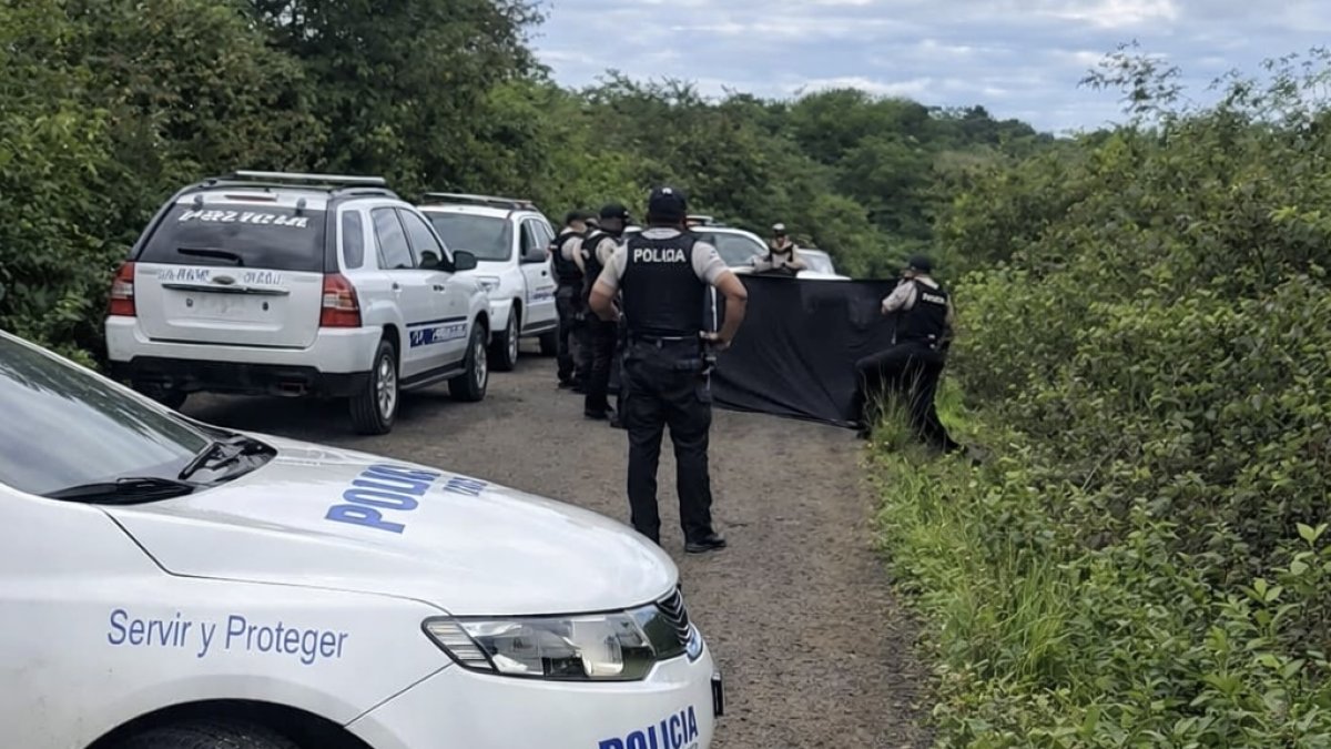 El cuerpo de Jimmy Saltos fue hallado sin vida en la vía que conduce a la comuna de Pacoche, en la zona rural de Manta