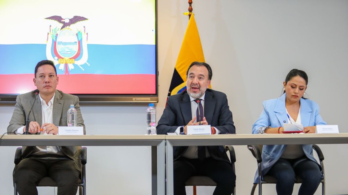 Pabel Muñoz (c), alcalde de Quito, es crítico sobre proyecto en torno al Cootad.