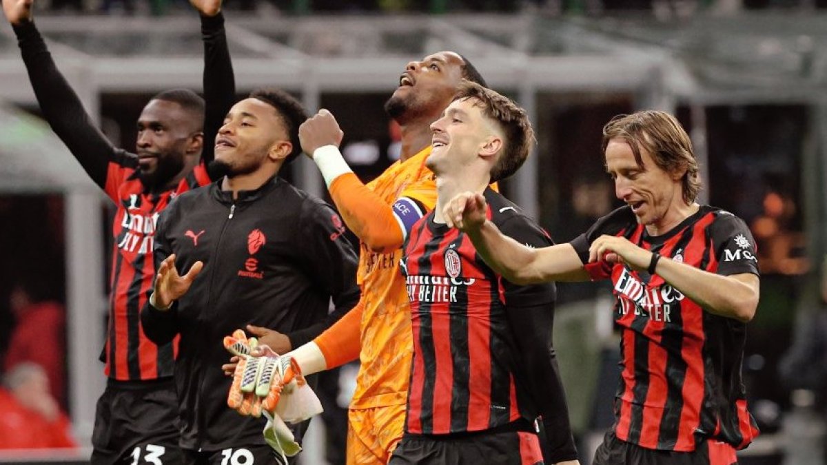 El croata Luka Modric (d) lidera al AC Milan desde el mediocampo.