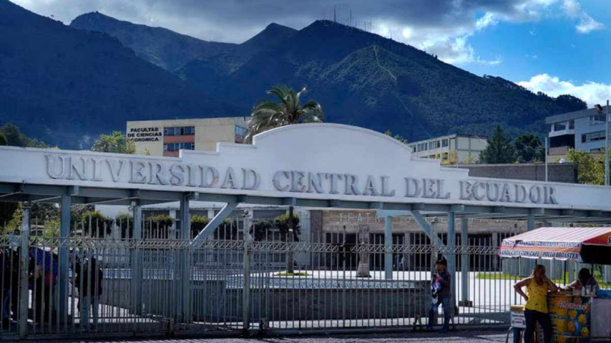 Estudiantes de Medicina de la Universidad Central del Ecuador en medio de la polémica por la presunta alteración de notas en materias clave