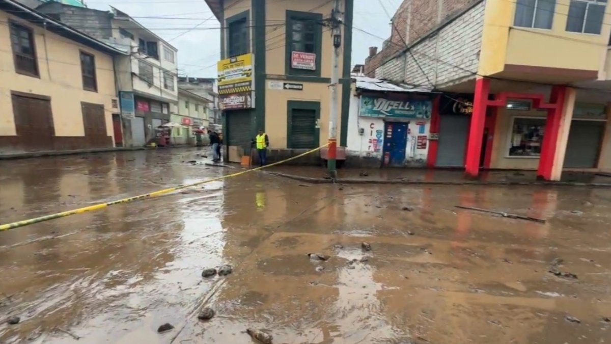 El.agua ingreso hasta el centro de la ciudad de Alausí.