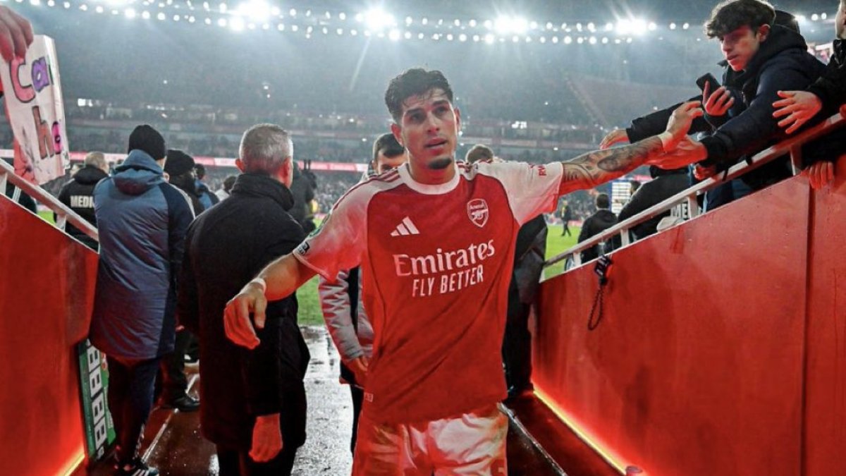 Piero Hincapié recibe la ovación de la hinchada de Arsenal tras destacar en Premier League.