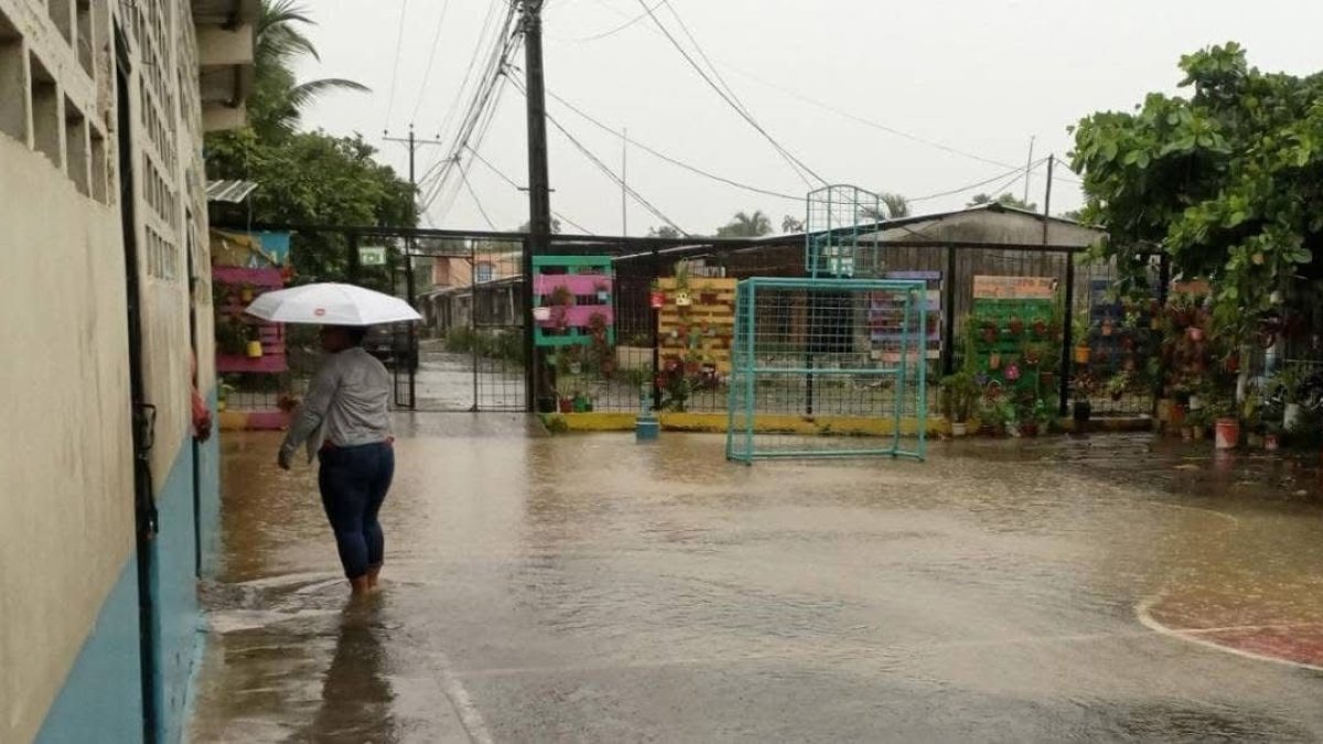 Esta unidad educativa amaneció inundada y los alumnos recibieron clases virtuales.