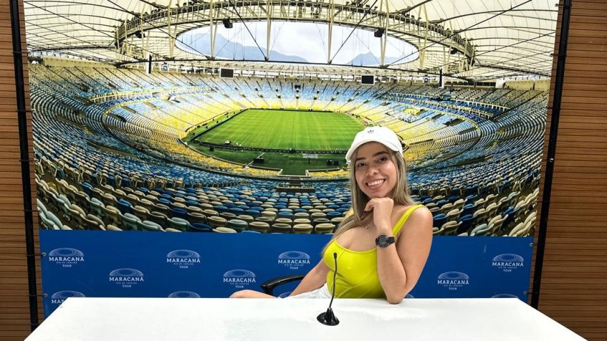Allison Dabas en una de las visitas futboleras que más disfrutó: conocer el estadio Maracaná, en Río de Janeiro, Brasil.