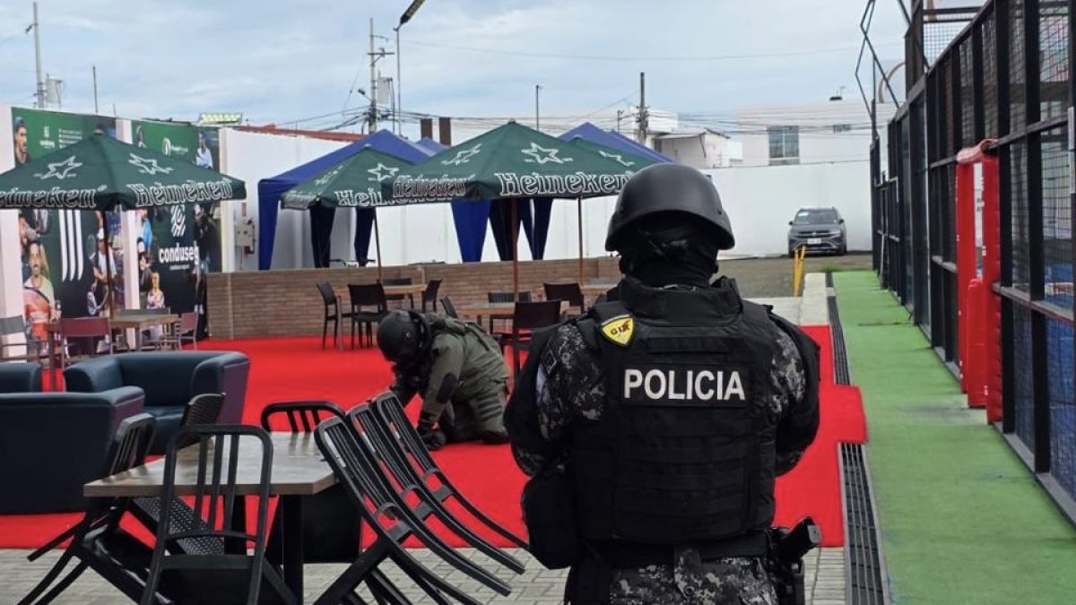 Elementos del Grupo Antiexplosivos de la Policía Nacional intervinieron en el complejo deportivo