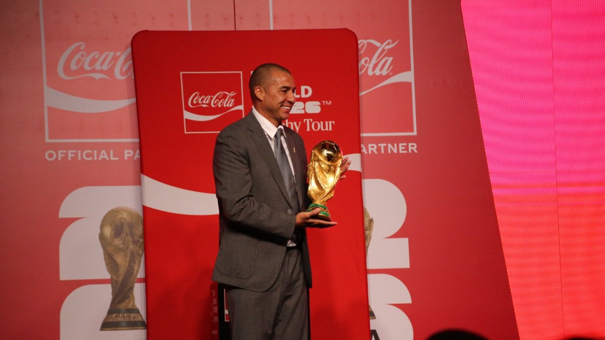 El exfutbolista campeón con Francia en el Mundial de 1998, llegó con el trofeo del Mundial 2026