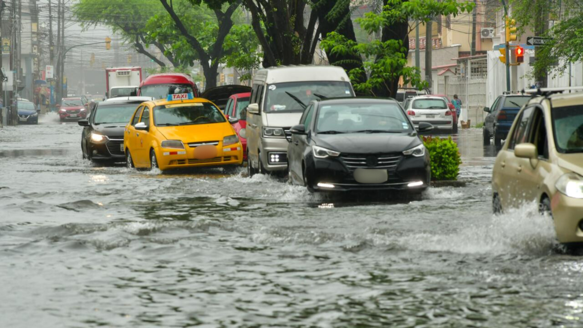 Calles anegadas y vehículos atrapados tras los primeros aguaceros en Guayaquil.