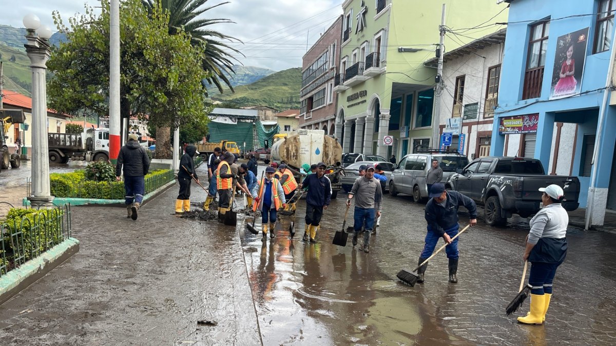 La corriente de lodo y piedras abarcó varias calles y se metió en varias casas.