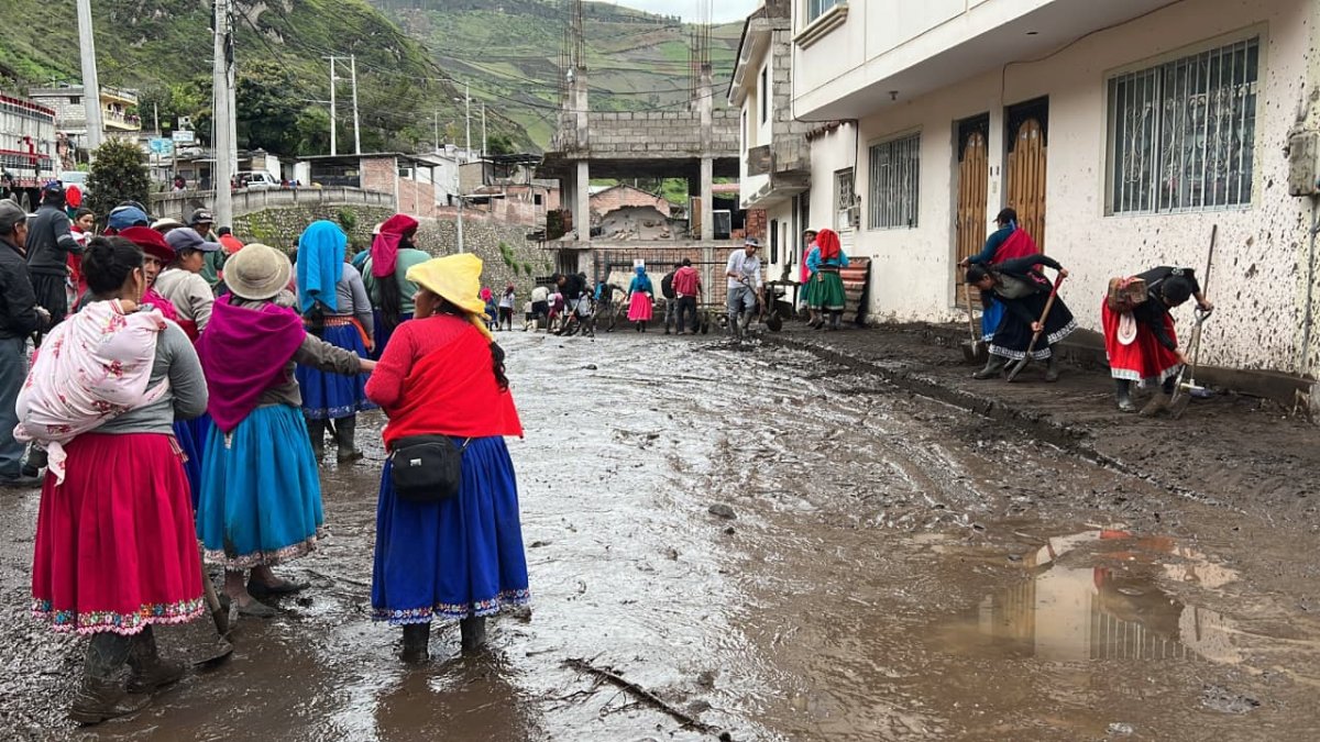 Los alauseños trataban de despejar el lodo y piedras en las calles y casas.