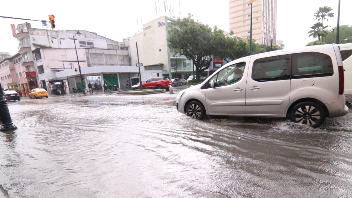 La fuerte lluvia ha inundado varias calles del centro de Guayaquil.