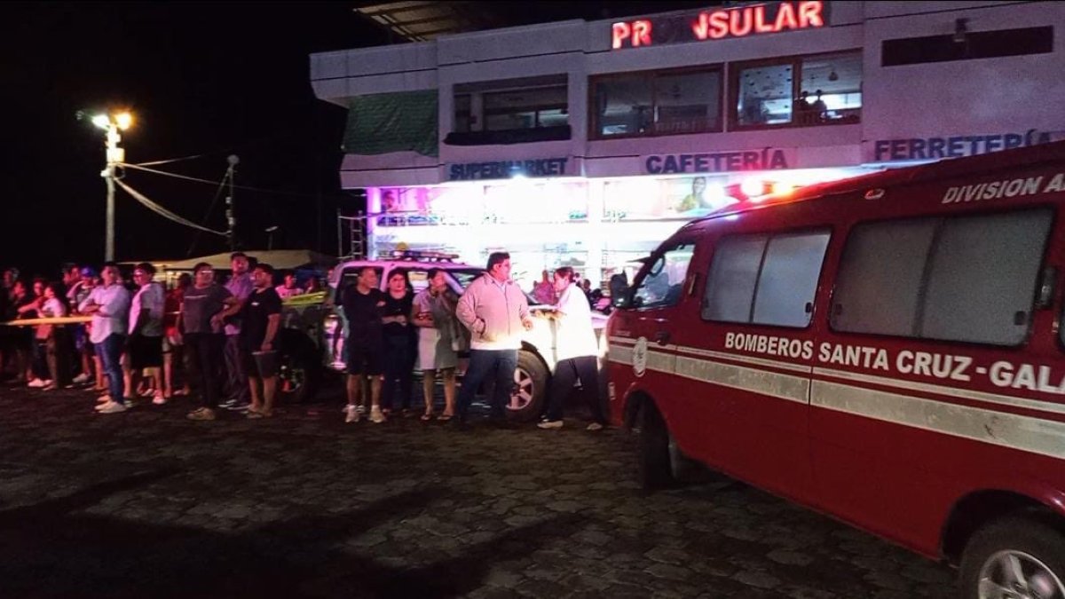 Tras la emergencia, una ambulancia esperaba a los rescatados en el hospital de Santa Cruz.