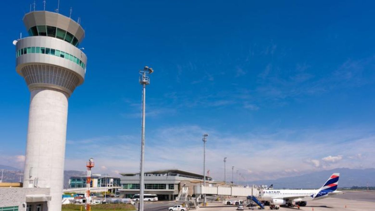 El Aeropuerto Internacional Mariscal Sucre tendrá 10 cierres programados en 2026 por trabajos preventivos en su pista autorizados por la DGAC.