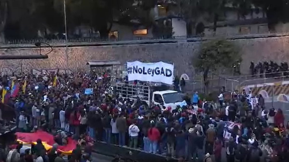 Cientos de empleados de Municipales protestaron  contra la propuesta de ley del Gobierno de Daniel Noboa.