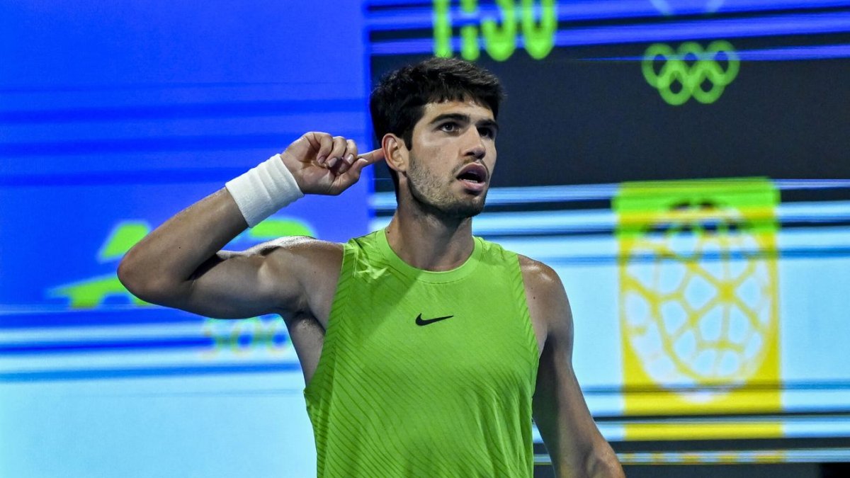 Carlos Alcaraz avanzó a las finales del Torneo de Doha al vencer a Andrey Rublev.