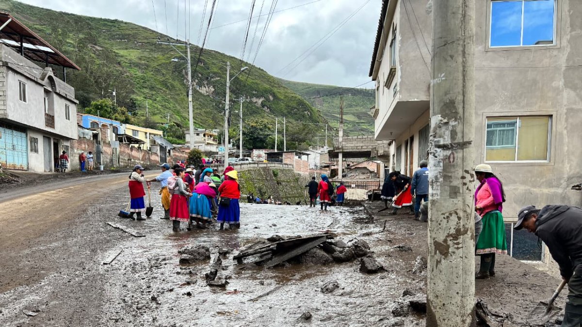 La corriente de lodo cubrió la avenida central y varias calles de Alausí.
