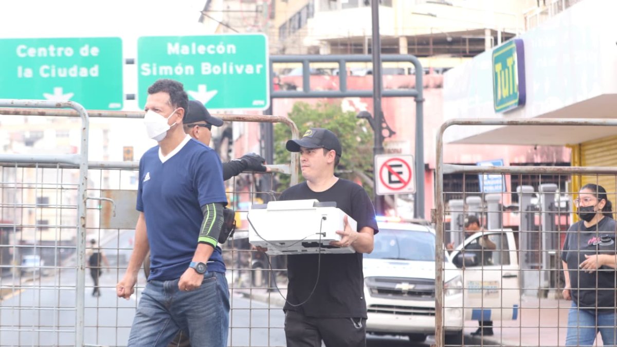 Comerciantes retirar sus enseres en la zona cero del incendio.