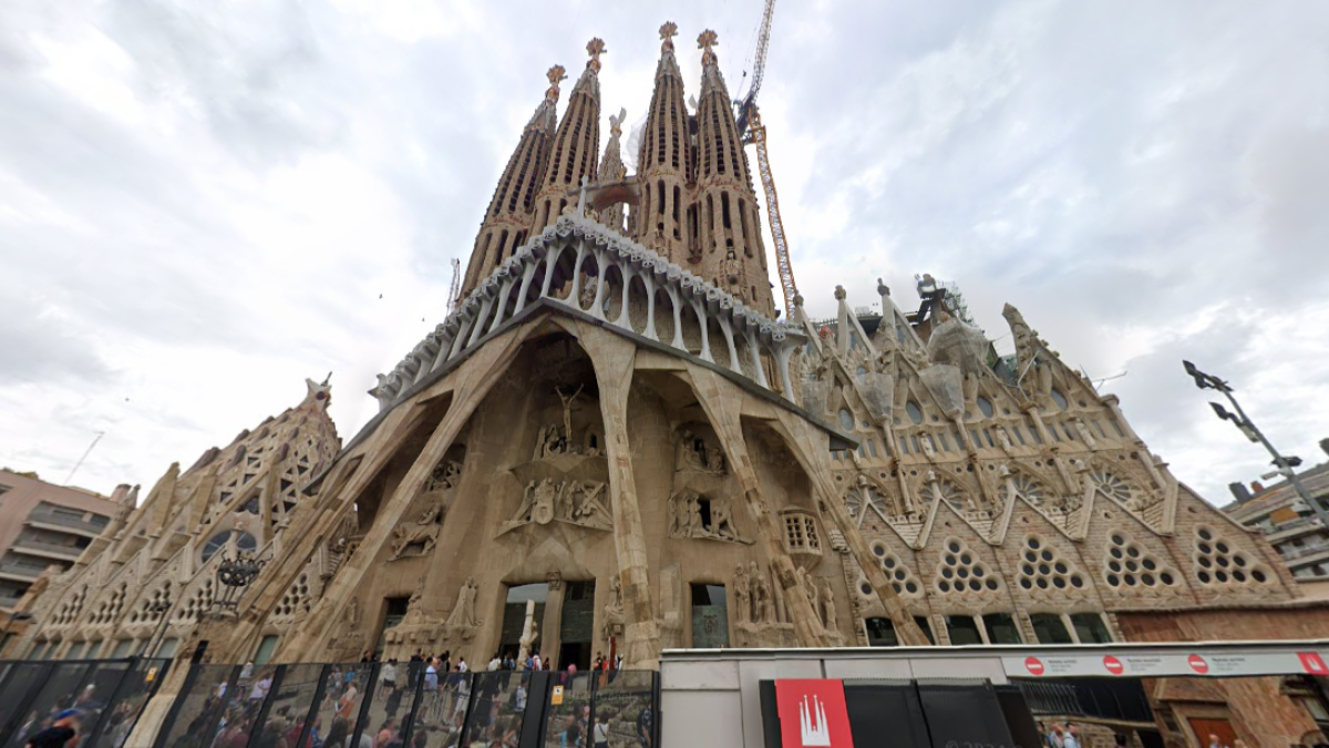 La imponente basílica de la Sagrada Familia, luce su torre central culminada con la cruz que la convierte en el punto más alto del templo, marcando un hito histórico en su construcción