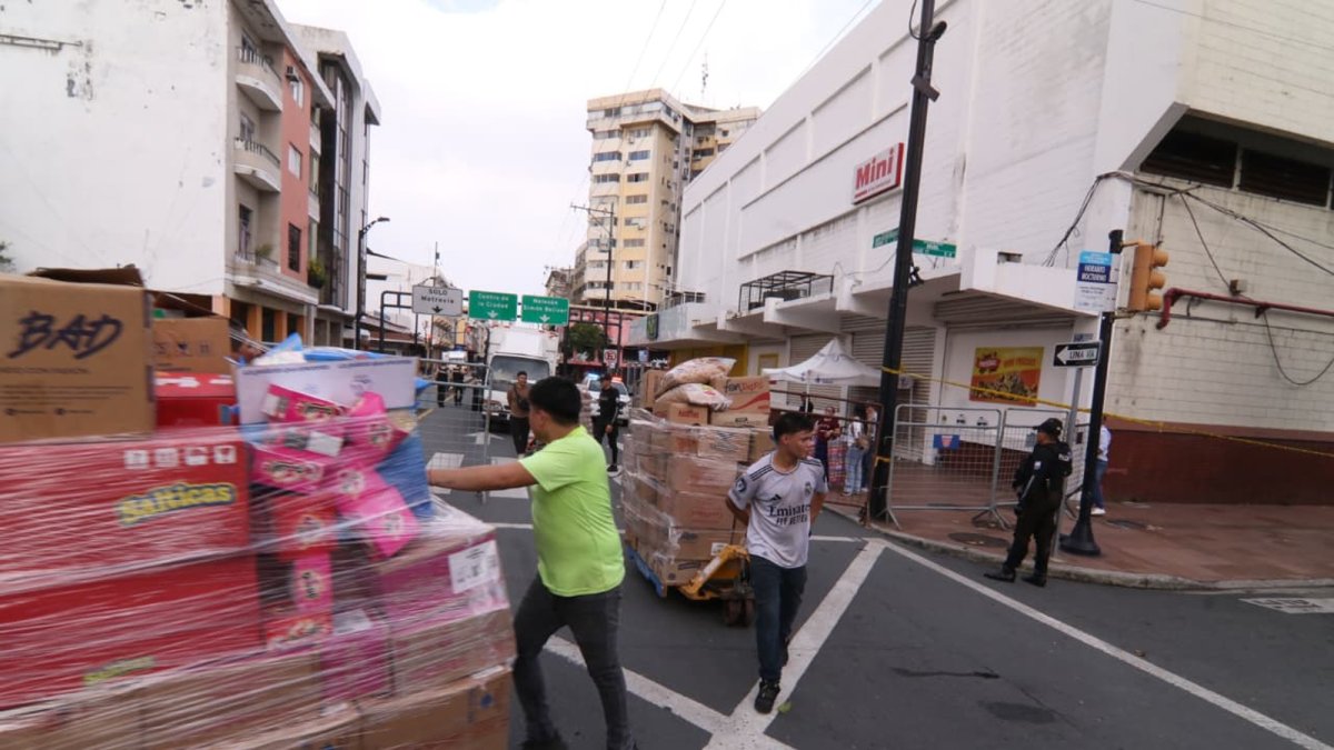 Trabajadores de negocios aledaños al Multicomercio trasladaban mercadería a otros lugares.