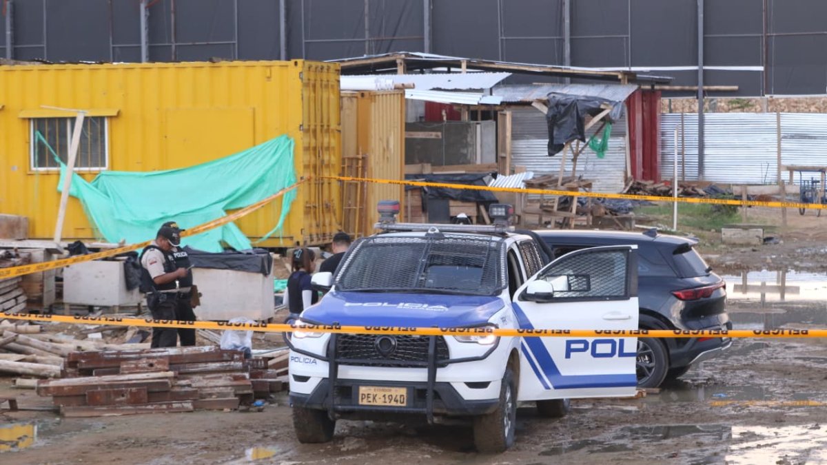 La víctima se movilizaba en esta camioneta negra cuando fue atacado por criminales.