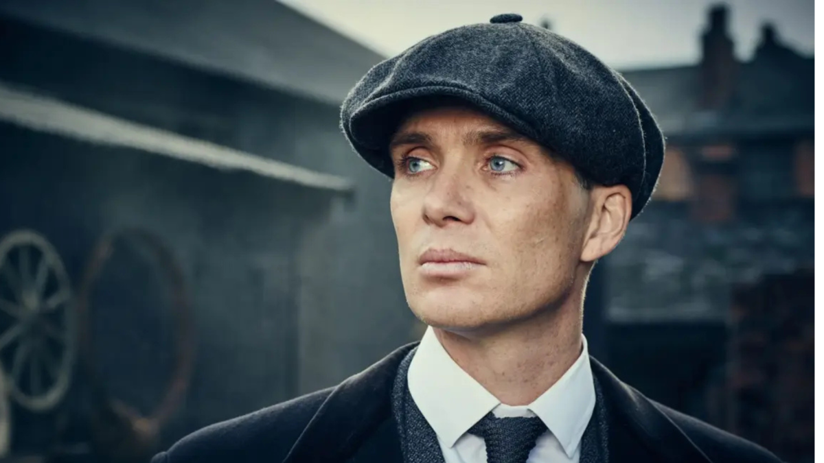 Thomas Shelby, el líder de una familia criminal en la ciudad de Birmingham, Inglaterra