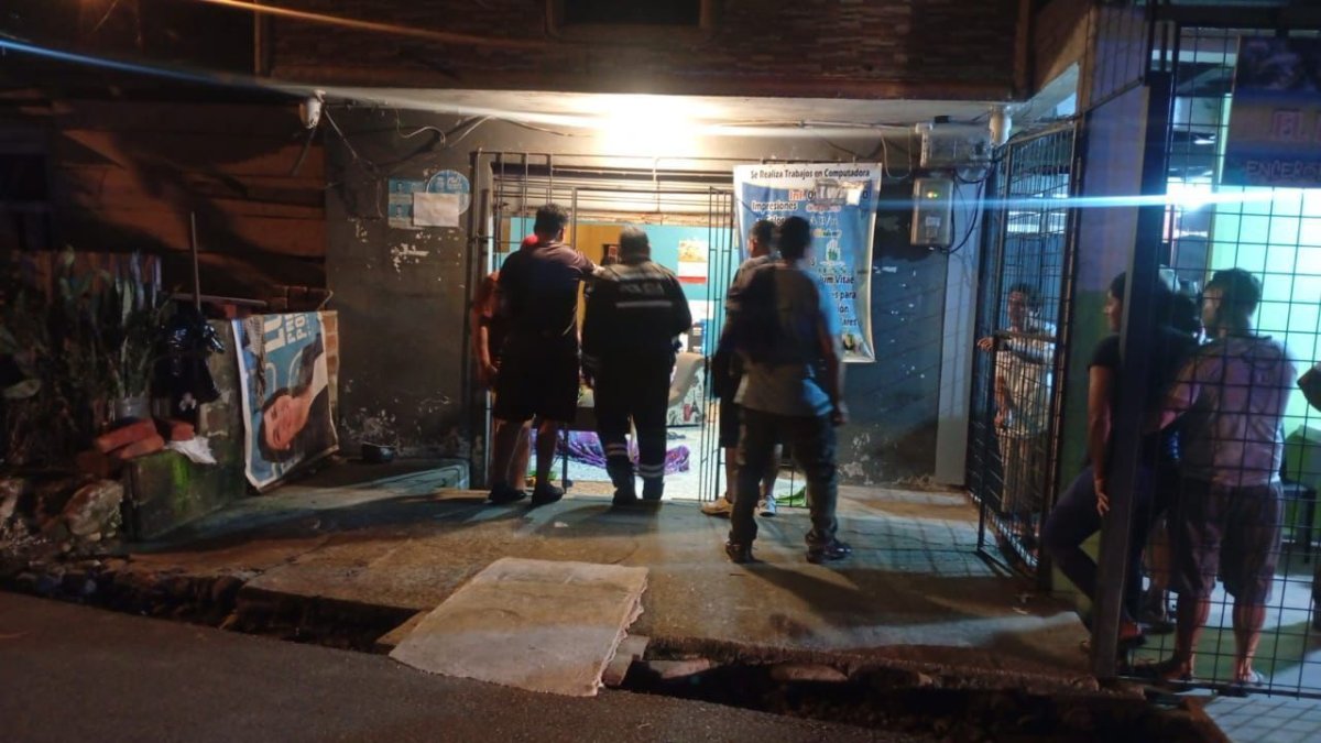 El hombre estaba instalando cámaras en el cyber.