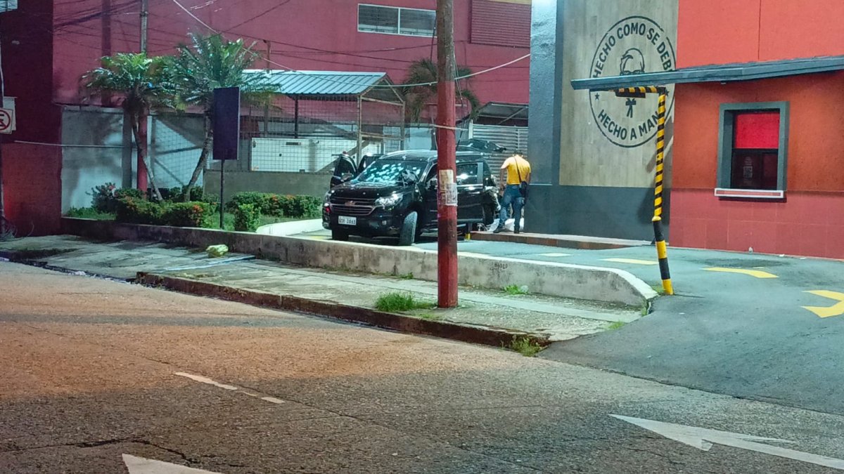 El conductor de este vehículo fue asesinado a tiros. Recibió más de 30 disparos.