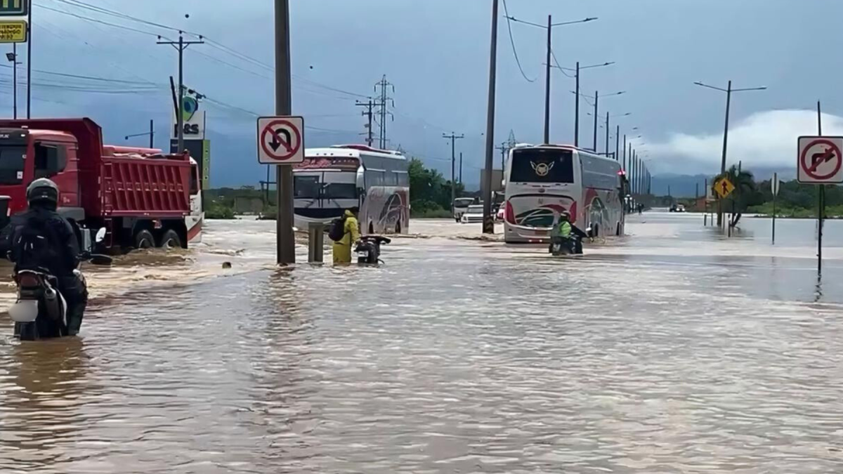 La vía Santa Rosa – Machala se encuentra cerrada por el desbordamiento del río Pital.
