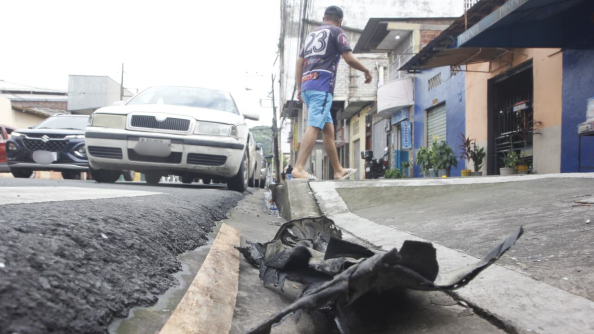 En el sitio quedaron restos desprendidos del vehículo blanco del ataque.