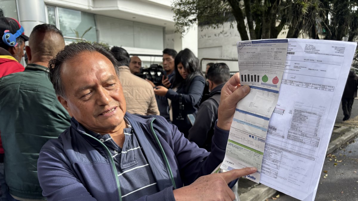 Vecino de Chimbacalle muestra incremento en su planilla de agua.
