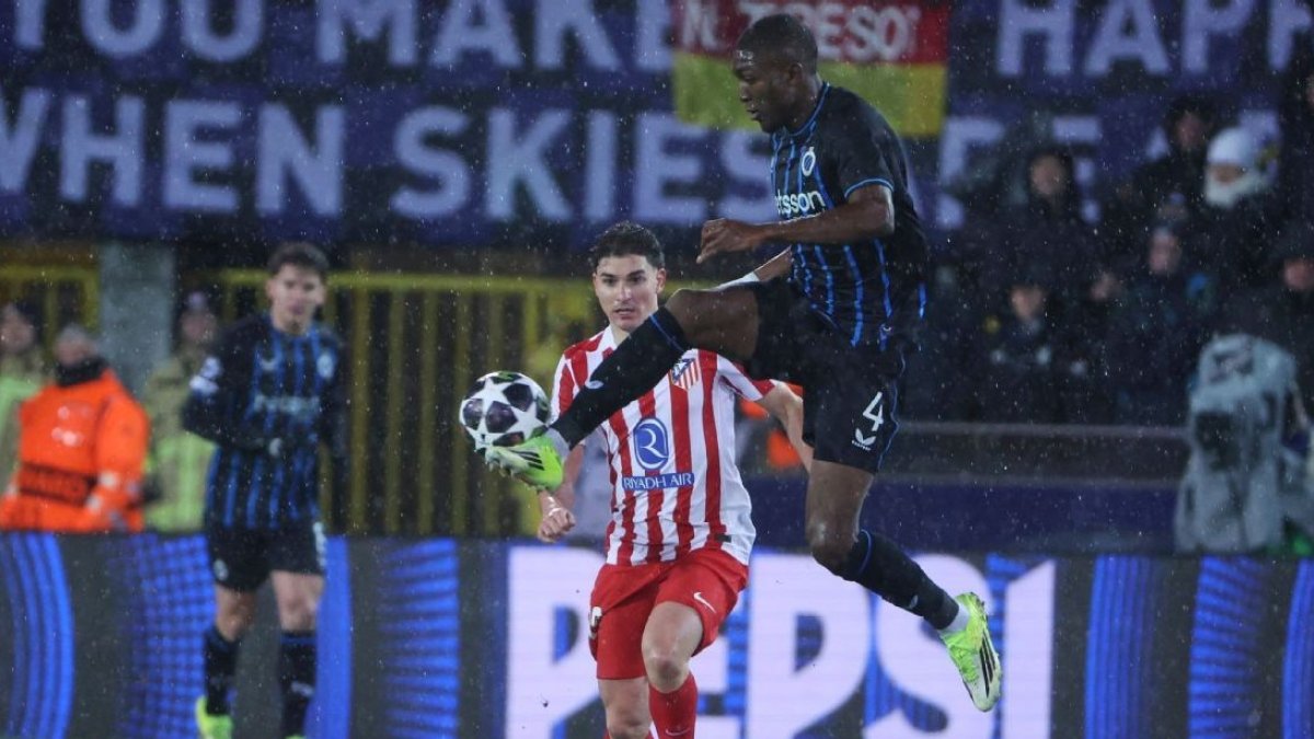 Joel Ordóñez domina la pelota en el partido de ida entre Brujas y Atlético de Madrid en Champions League.