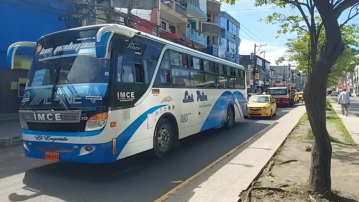 Un bus de la cooperativa Las Palmas retoma su recorrido en Esmeraldas, mientras choferes y pasajeros enfrentan la tensión de las amenazas extorsivas.