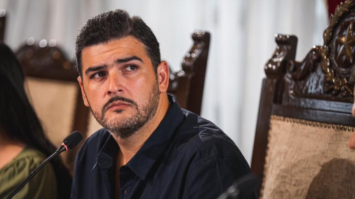 El alcalde Aquiles Álvarez solicitó una extensión de su licencia sin sueldo.