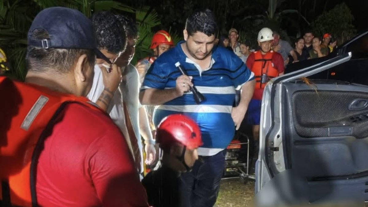 Elementos del Cuerpo de Bomberos llegaron a la escena donde fue hallado sin vida Hipolito Molina