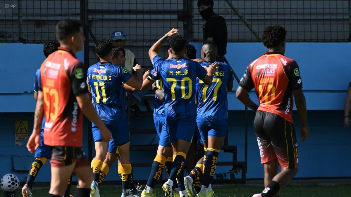 Los jugadores del Delfín SC celebran la victoria ante los morlacos en la fecha 1 de LigaPro.