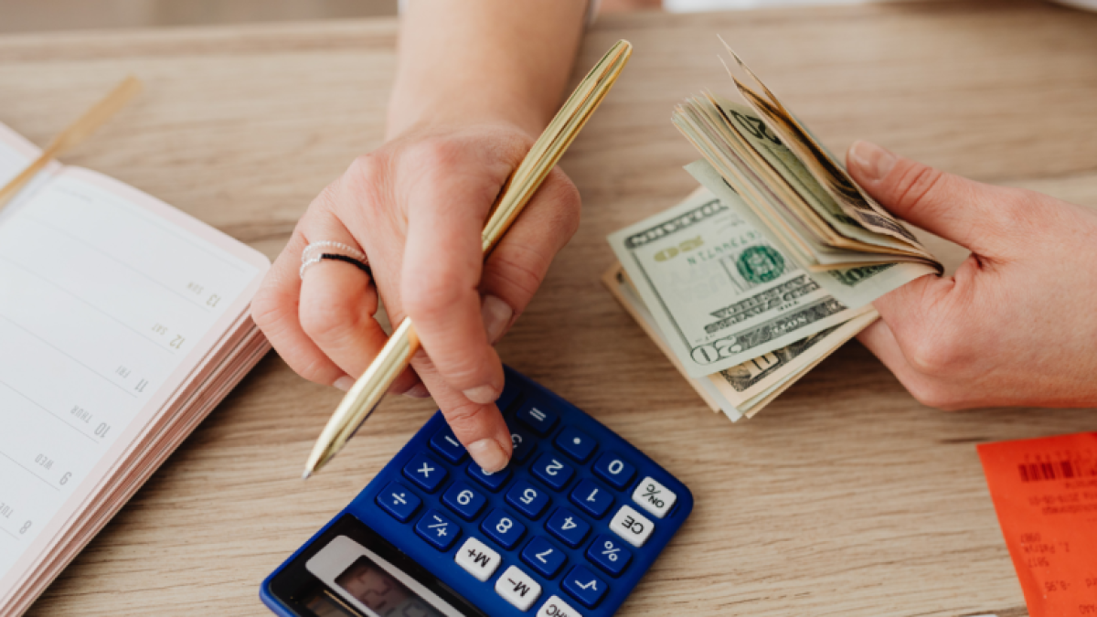 Adultos mayores pueden solicitar la devolución del IVA por compras de primera necesidad ante el Servicio de Rentas Internas.