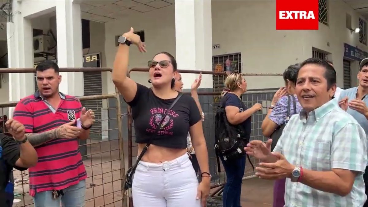 Más de 30 afectados por el incendio del edificio Multicomercio en Guayaquil realizaron un plantón este 24 de febrero de 2026 en las calles Chile y Cuenca. Entre gritos de “queremos trabajar”, exigieron respuestas sobre el regreso a sus hogares, la reapertura de negocios y la demolición del inmueble.