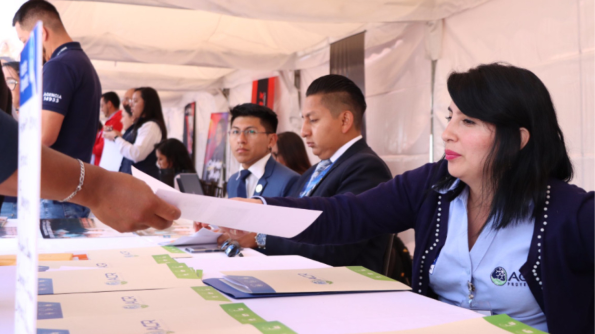 En Ecuador, el 40,5 % de los jóvenes profesionales afirma haber cambiado de empleo