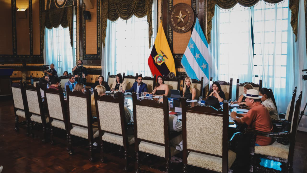 El Concejo de Guayaquil en sesión, con Tatiana Coronel (c) a la cabeza.