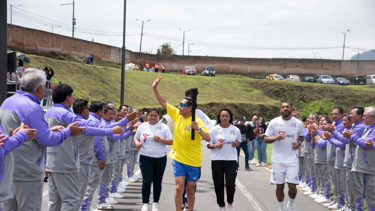 El atleta Franklin Tenorio portó la antorcha de las Olimpiadas Barriales de FLQ.