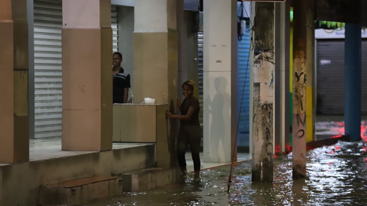 Sectores como Acuarelas del Río y Venecia Central registran inundaciones severas por el temporal en Guayas.