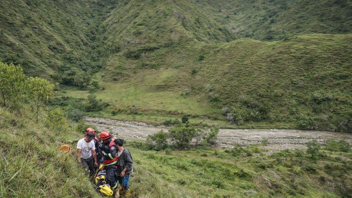 Personal del Cuerpo de Bomberos realizó las labores de recuperación del cuerpo en el río del sector Solamar, parroquia Jimbilla.